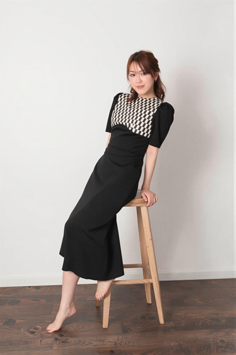 黒と白のチェック柄トップスを着た女性