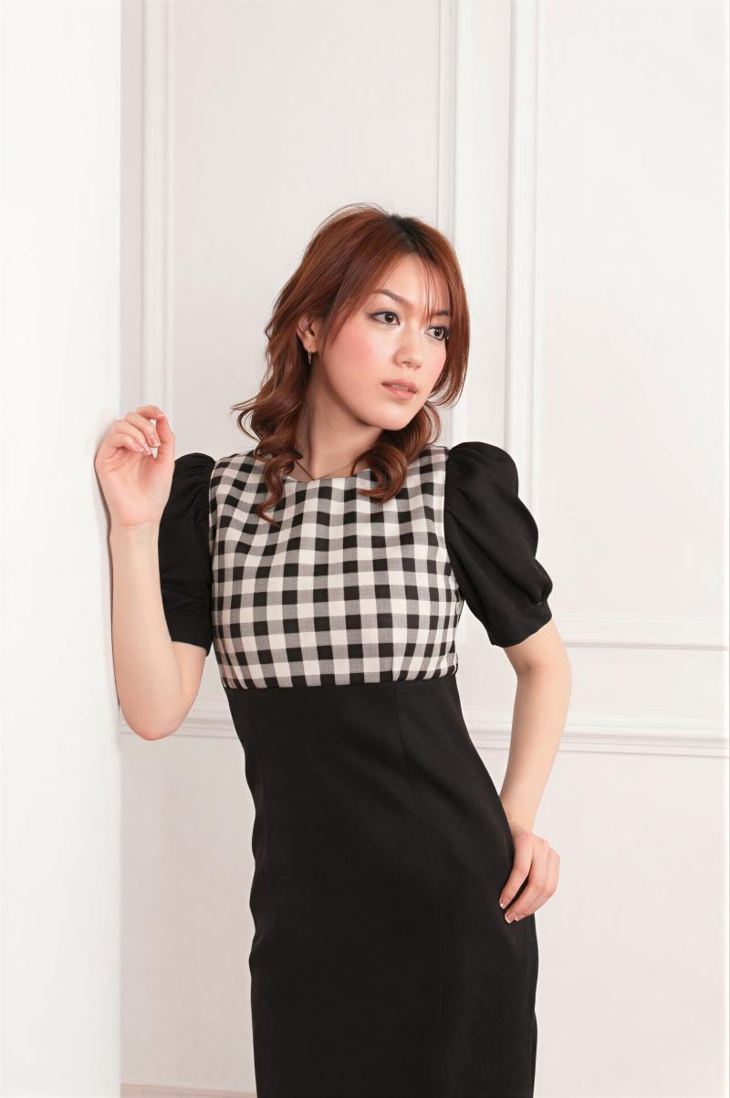 チェック柄のドレスを着た大人の女性のポートレート