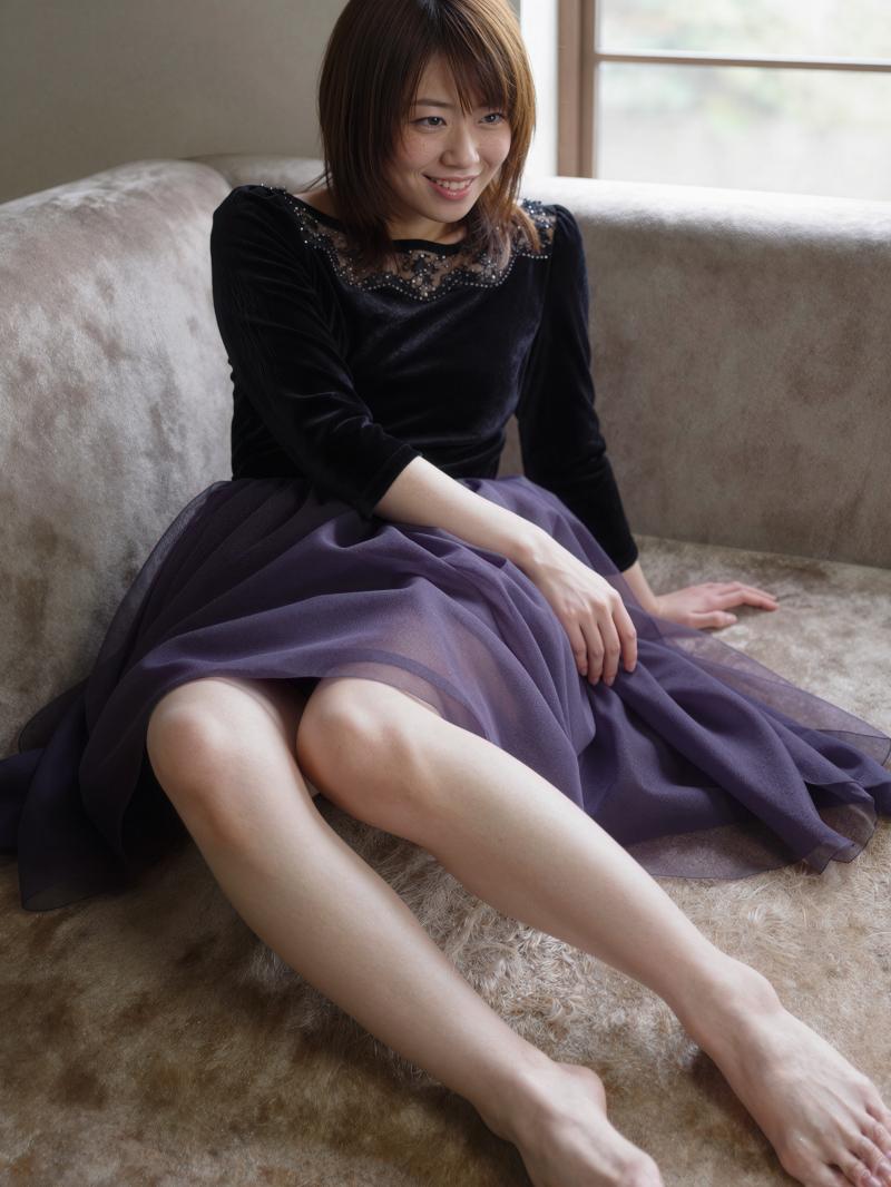 窓辺の優雅な女性ポートレート