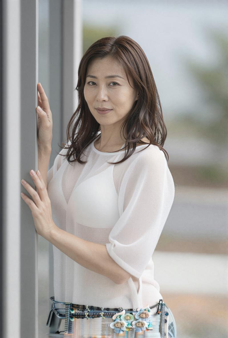 窓辺で優しく微笑む魅力的な女性のポートレート
