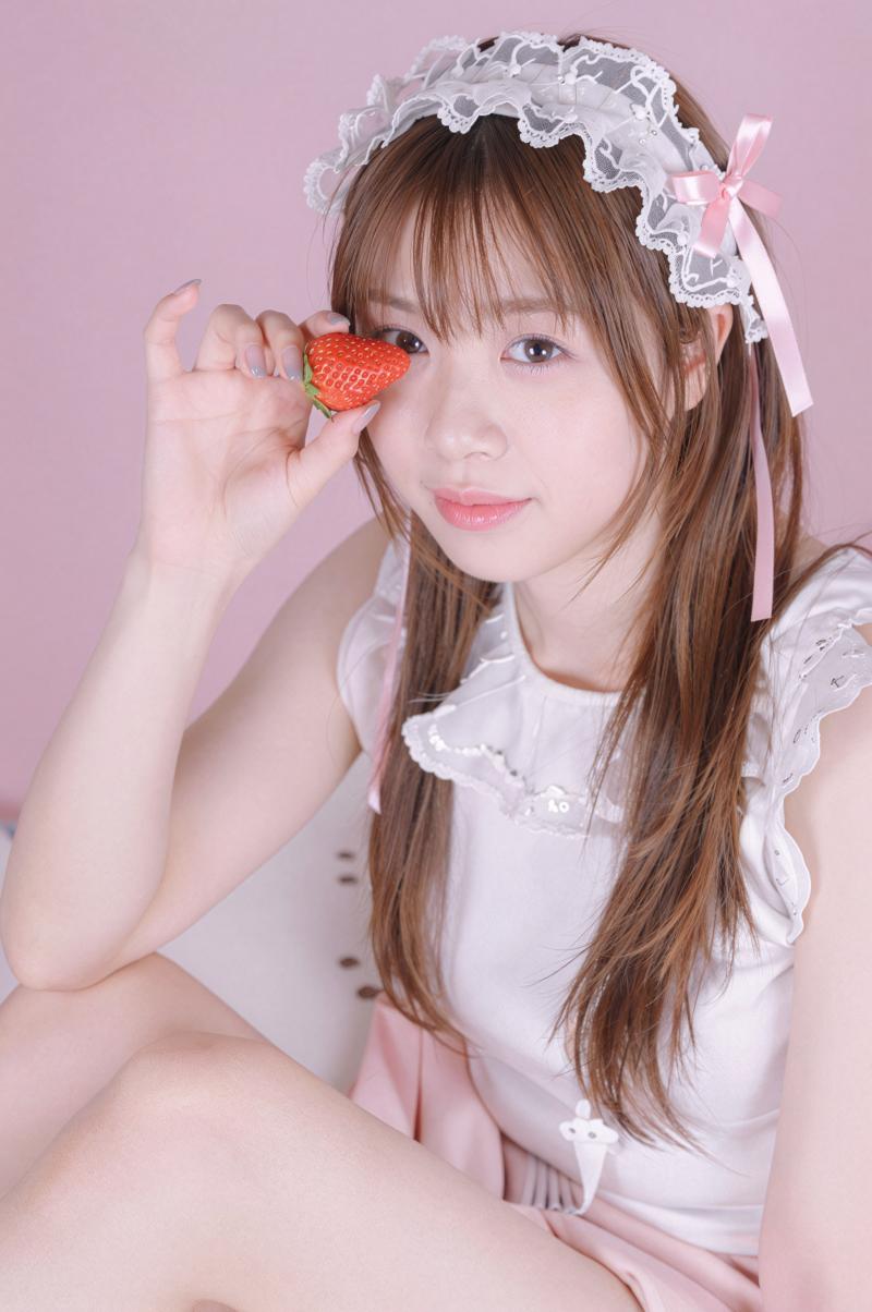 可愛らしい雰囲気の女性がイチゴを頬張るポートレート
