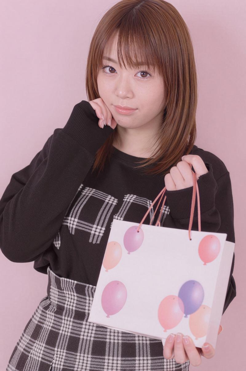 明るい雰囲気の女性がプレゼントを持ったポートレート