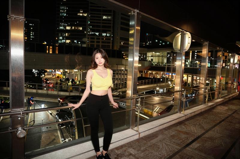 夜景を背景にしたスタイリッシュな女性のポートレート