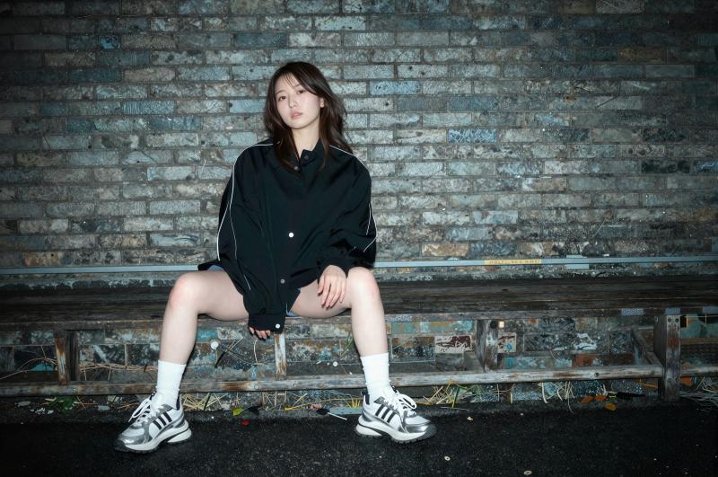 都会的な雰囲気の女性のポートレート写真