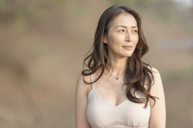 自然光に照らされた美しい女性のポートレート