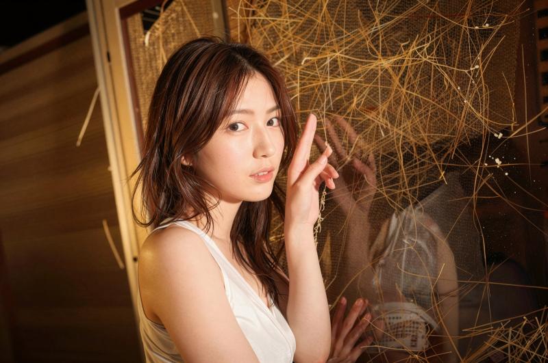 魅惑的な表情の女性のポートレート
