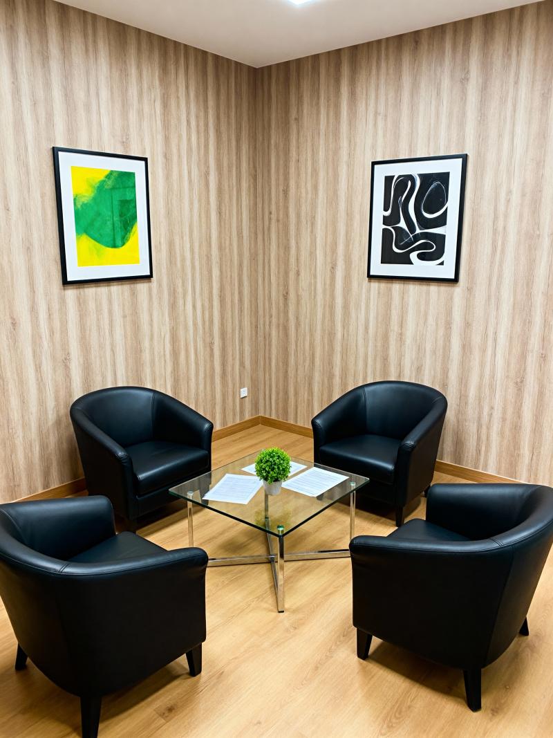 部屋の中央にあるガラスのテーブルの周りに木製パネルと黒い革張りの椅子が配置されたモダ...。