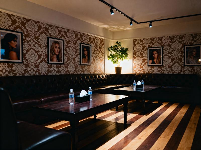 薄暗い部屋には、茶色の革張りのソファ、水筒とティッシュボックスを備えた 2 つの木製...。