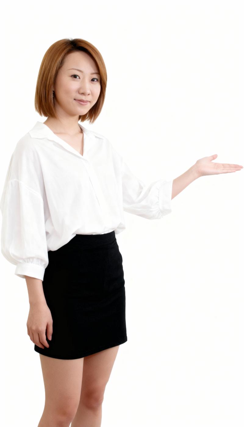 画像の中央に立ち、フレンドリーな表情で何かを差し出す若いアジア人女性を全身カメラのア...。