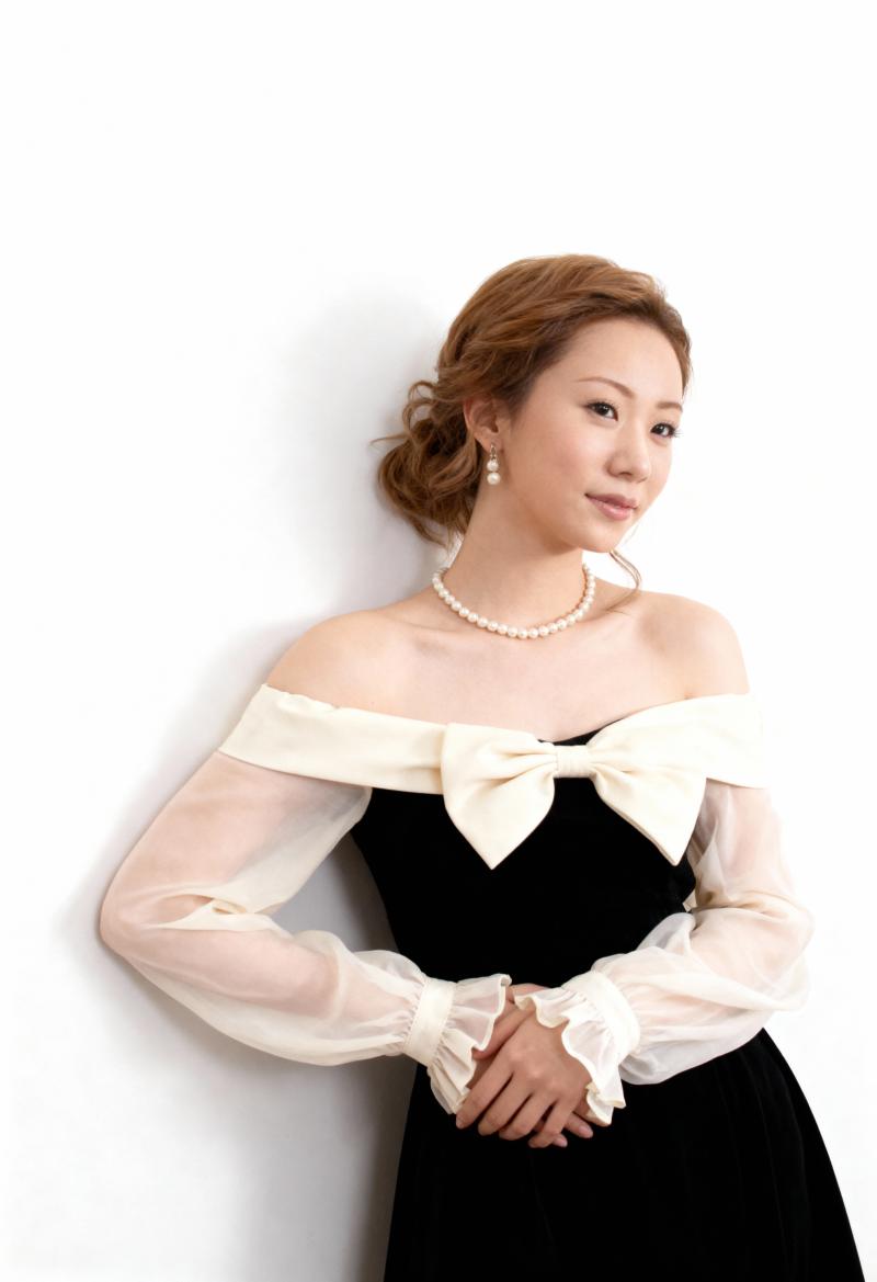 真っ白な壁に向かってポーズをとるフォーマルな服装をした女性を、ポートレート カメラの...。