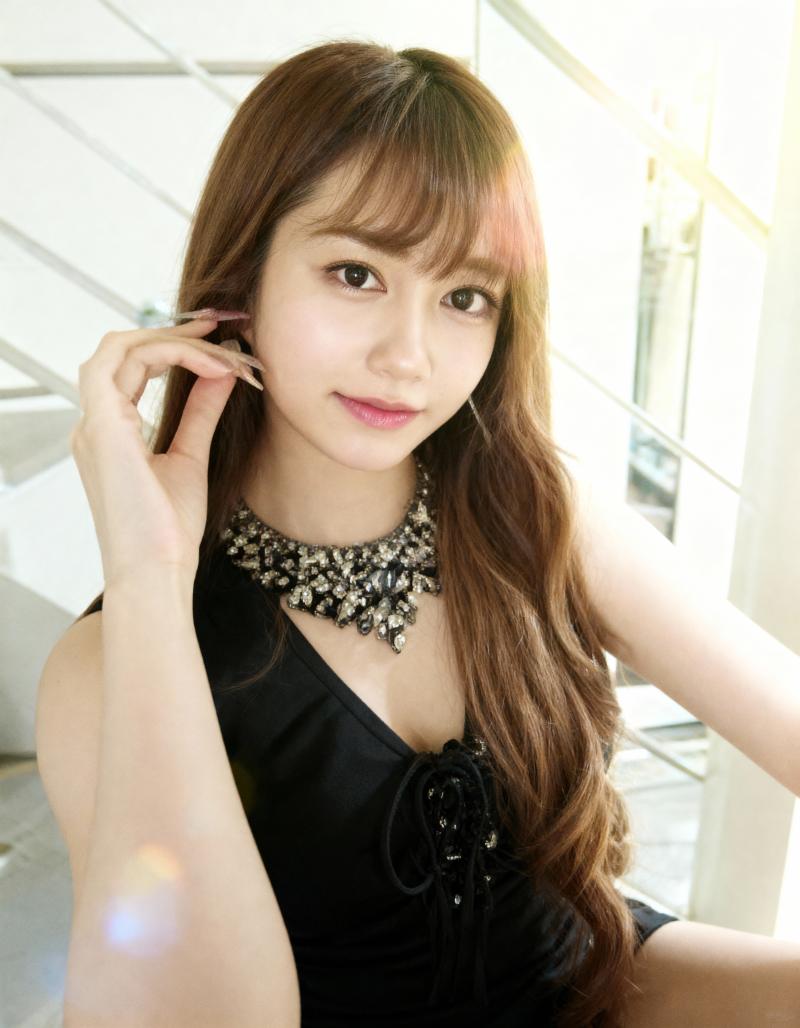 ウェーブのかかった茶色の長い髪と前髪を持ち、主張のあるネックレスが付いた黒いドレスを...。