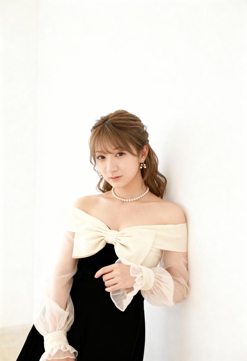 薄手の袖と大きなリボンが付いたフォーマルな衣装を着て、無地の白い壁に向かってポーズを...。