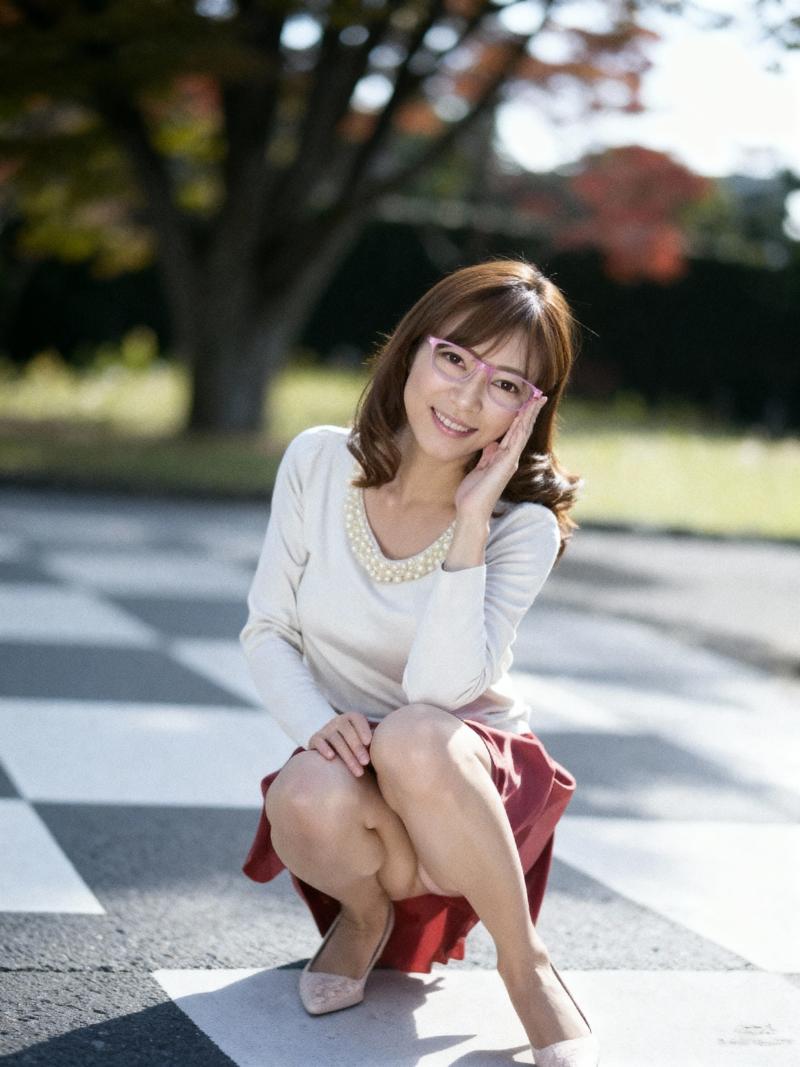 公園の横断歩道で自信を持ってポーズをとる若い女性を正面カメラのアングルから写実的に撮...。