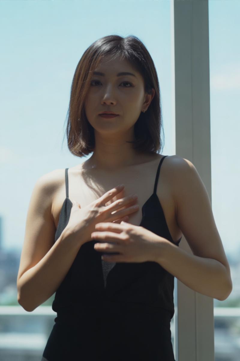 大きな窓の前に立って、中立的な表情でカメラを直接見つめている若い女性の写実的なポートレート。