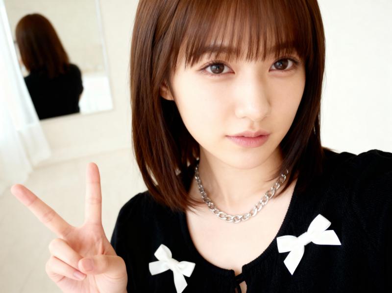 フレームの中央にピースサインを持つ若い日本人女性の写実的なポートレート。