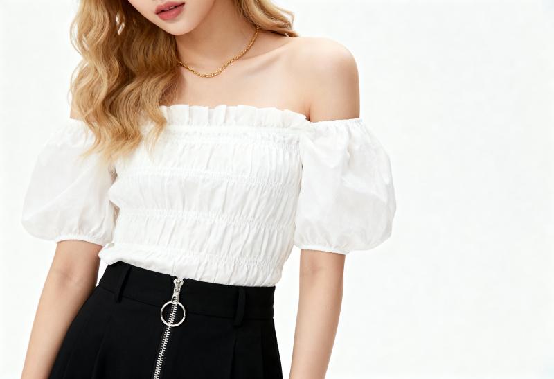 パフスリーブの白いオフショルダーブラウスと、前にジッパーが付いているハイウエストの黒...。