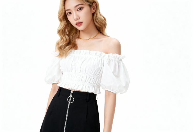 ウェーブのかかった長いブロンドの髪を持つ若い女性。