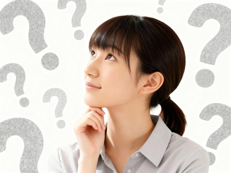 白い背景に疑問符で囲まれた、思慮深い表情をした若いアジア人女性を横顔カメラのアングル...。