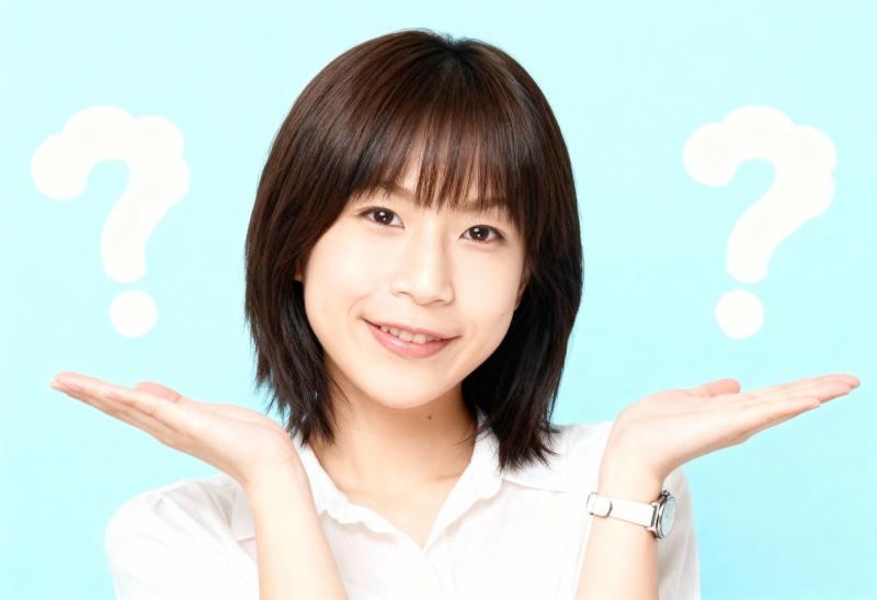 短くストレートなダークブラウンのボブヘアカットと白い肌を持ち、カメラに向かって微笑む...。