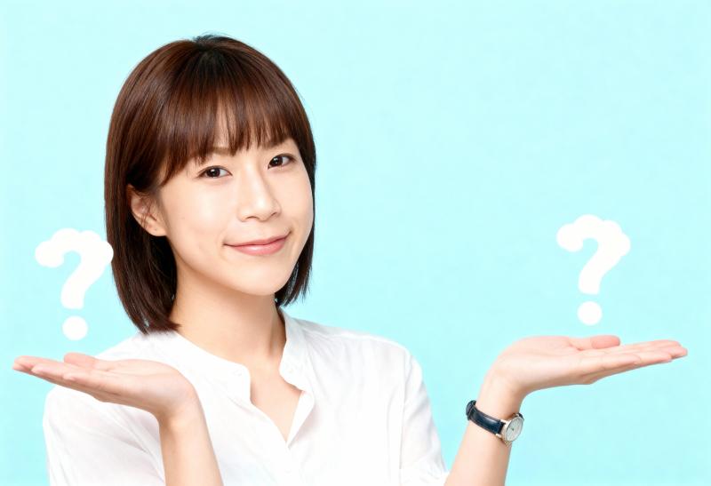 頭の上に疑問符が付いた空の手を差し出しているアジア系の若い女性を正面カメラのアングル...。