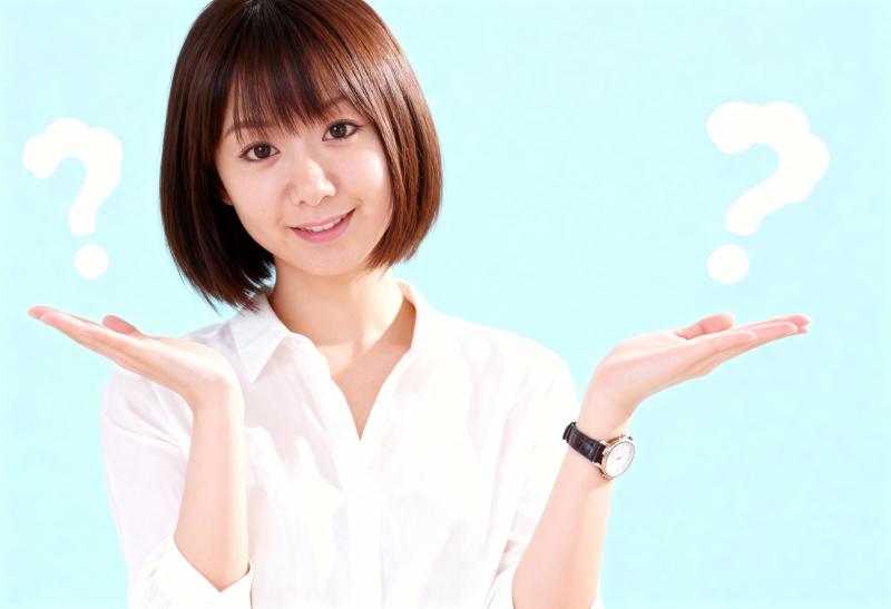 パステルブルーの背景に、白いブラウスを着たショートボブのヘアカットの若いアジア人女性...。