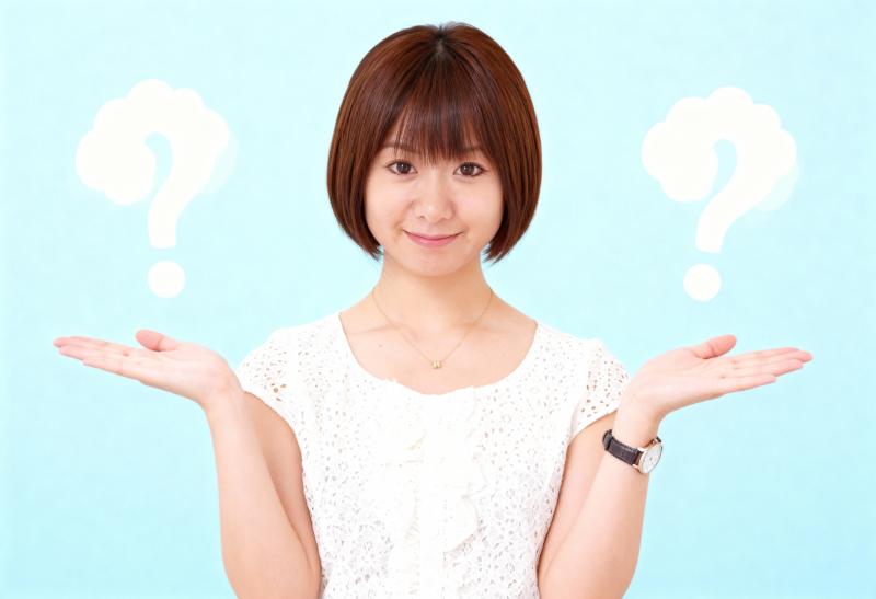 画像の中央に立ち、白いレースのトップと金のネックレスを身に着けたアジア系の若い女性が...。