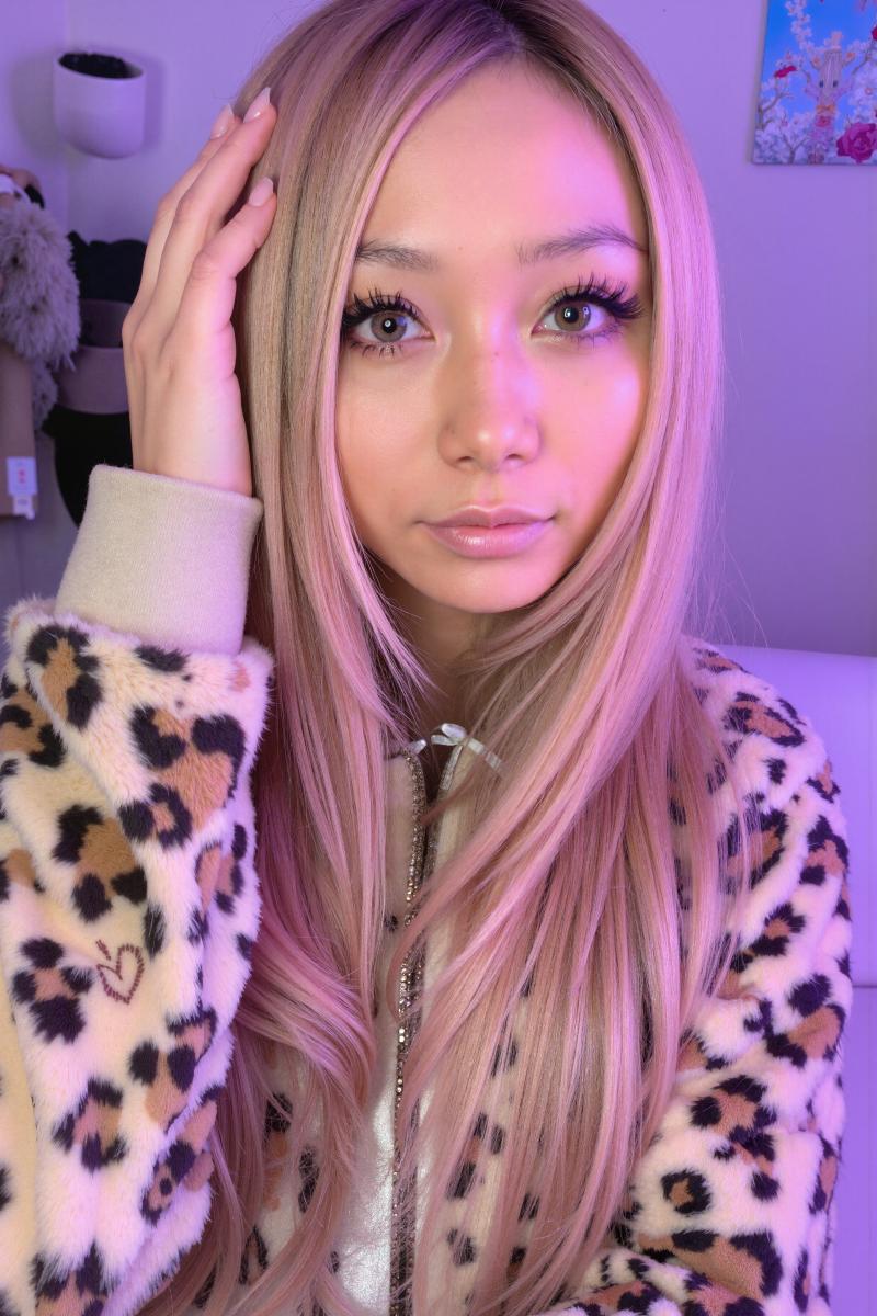 ウェーブのかかった長いブロンドの髪と、大きく表情豊かな茶色の瞳を持ち、ヒョウ柄のジャ...。