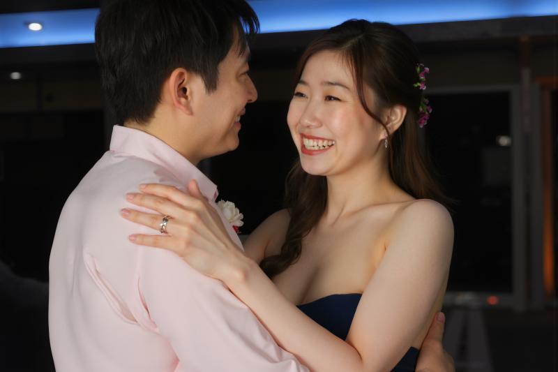 男性と女性の間のロマンチックな瞬間をクローズアップの角度から撮影し、二人の間の親密な...。