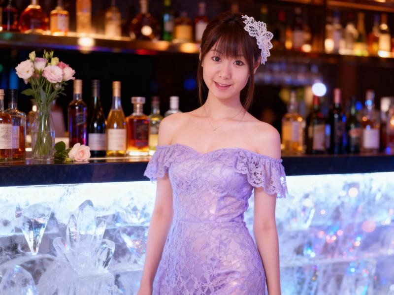 オフショルダーの袖が付いた薄紫のレースのドレスと繊細なレースのヘッドピースを着た若い...。