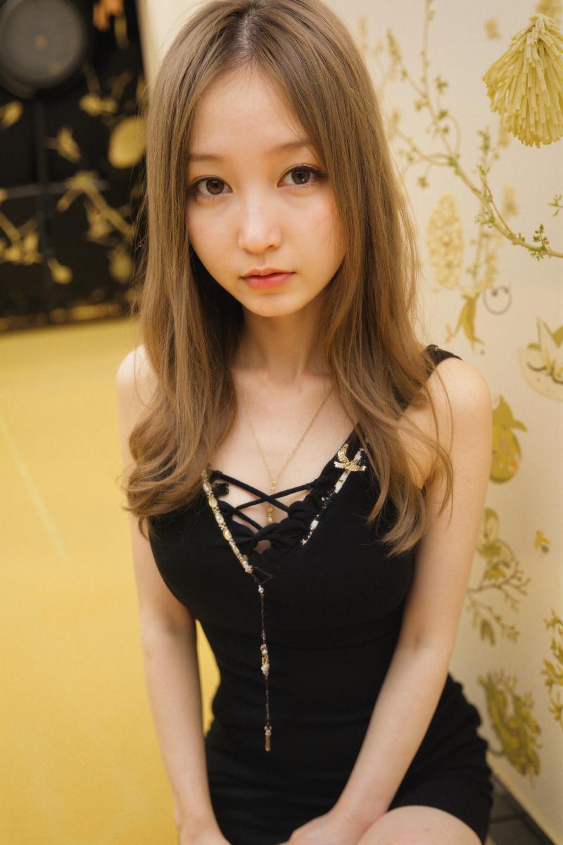 花の壁紙を背景に、リラックスしたポーズで座っている若い女性をポートレート アングルか...。