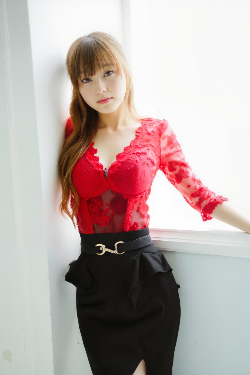 スタイリッシュな服装で窓に向かって自信を持ってポーズをとる若い女性を、ポートレート ...。