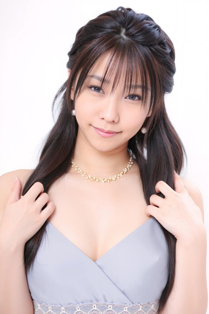 ポートレート カメラ アングルから写実的なポートレート撮影で、エレガントなアップヘア...。