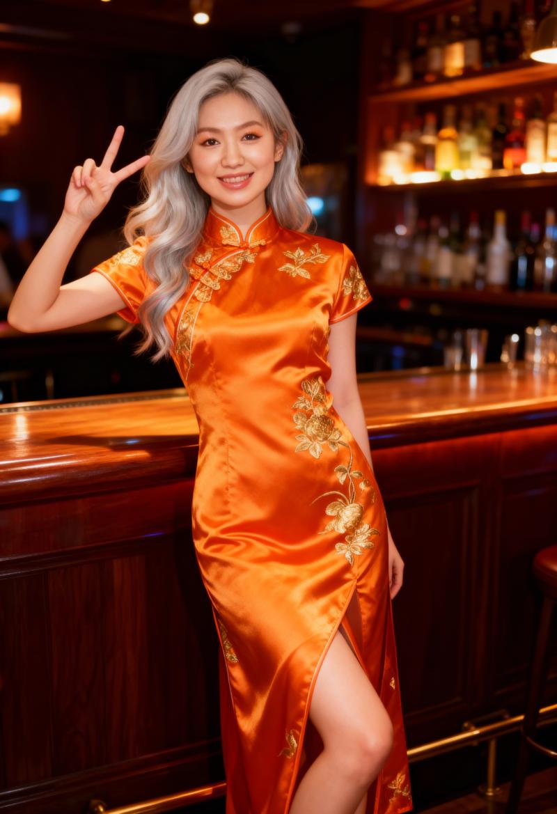 オレンジ色のチャイナドレスを着た若い女性が酒瓶の棚を背景にした薄暗いバーに立って、右...。
