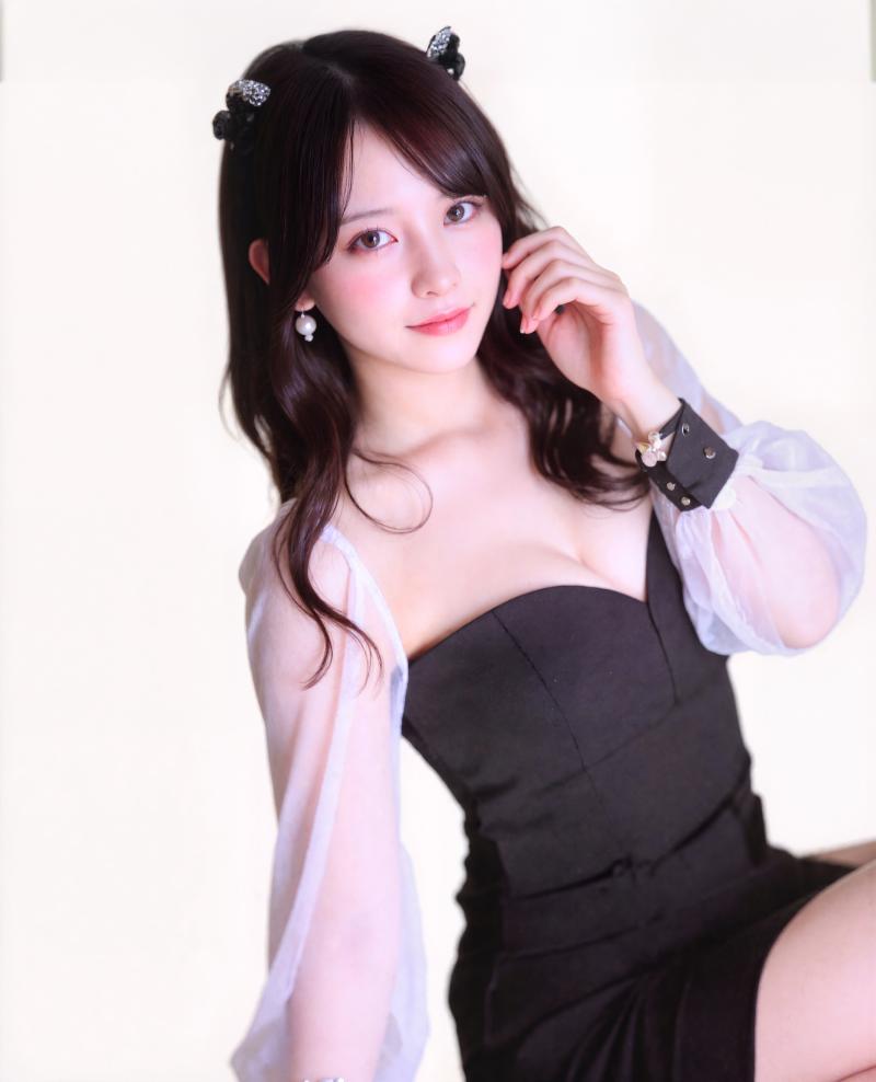 透け感のある袖とアクセサリーを備えた黒いドレスを着てエレガントにポーズをとる若い女性...。