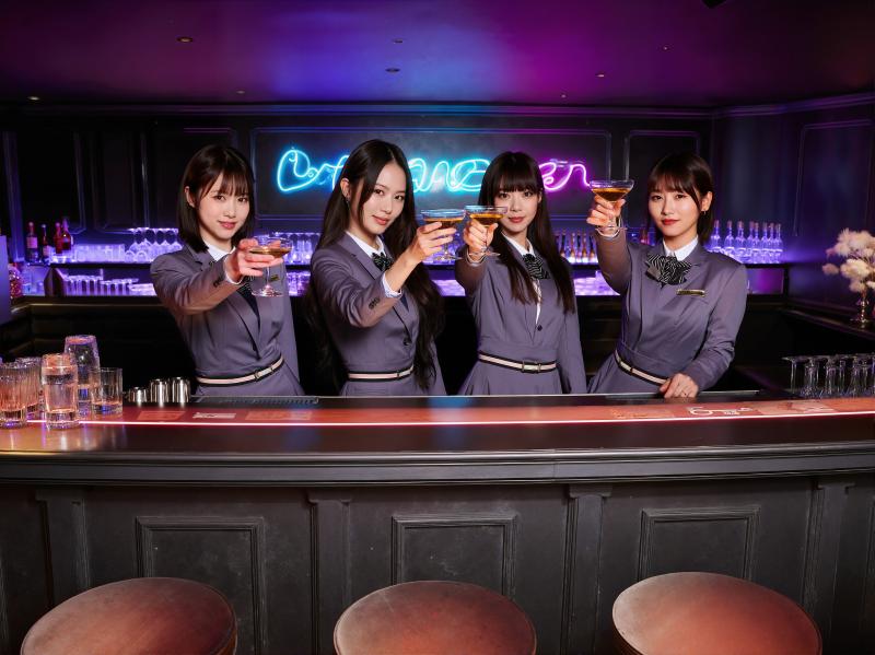 ネオンブルーのネオンサインを背景に、薄暗いバーのバーカウンターの後ろに立っている 4...。