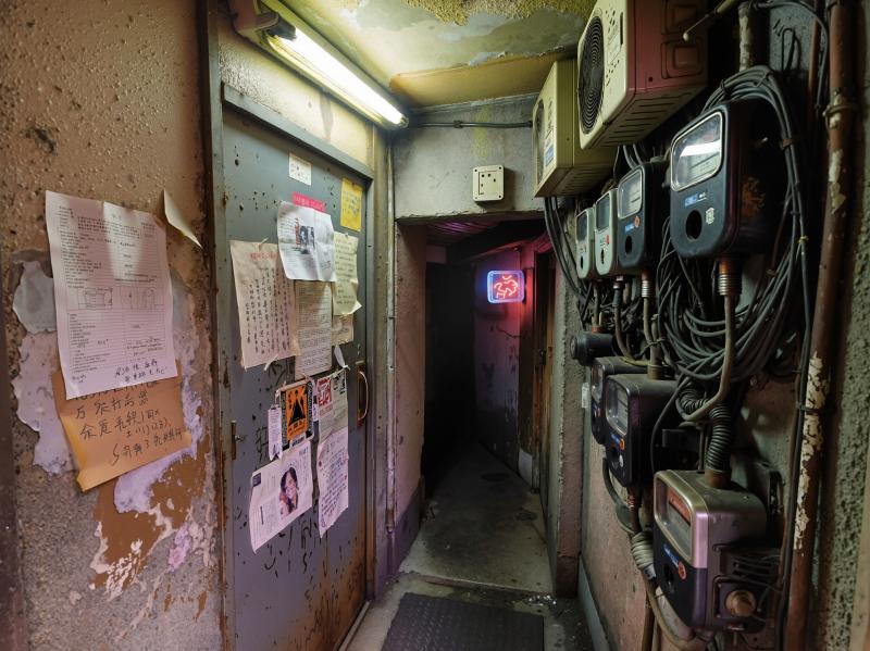 廃ビルの薄暗い廊下。