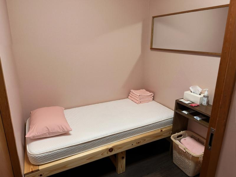 ミニマリスト デザインの小さな寝室を写実的にレンダリングしたもので、木のフレームと白...。