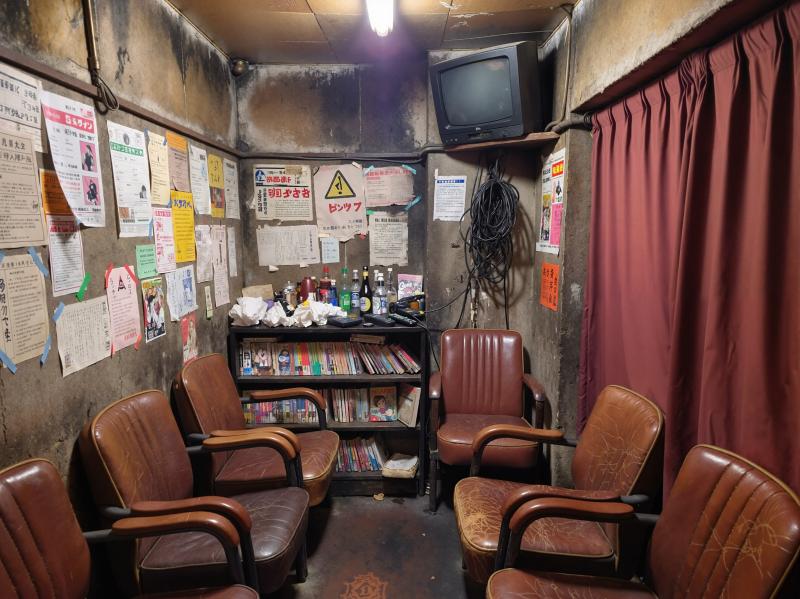 薄暗く、素朴な雰囲気のある部屋。