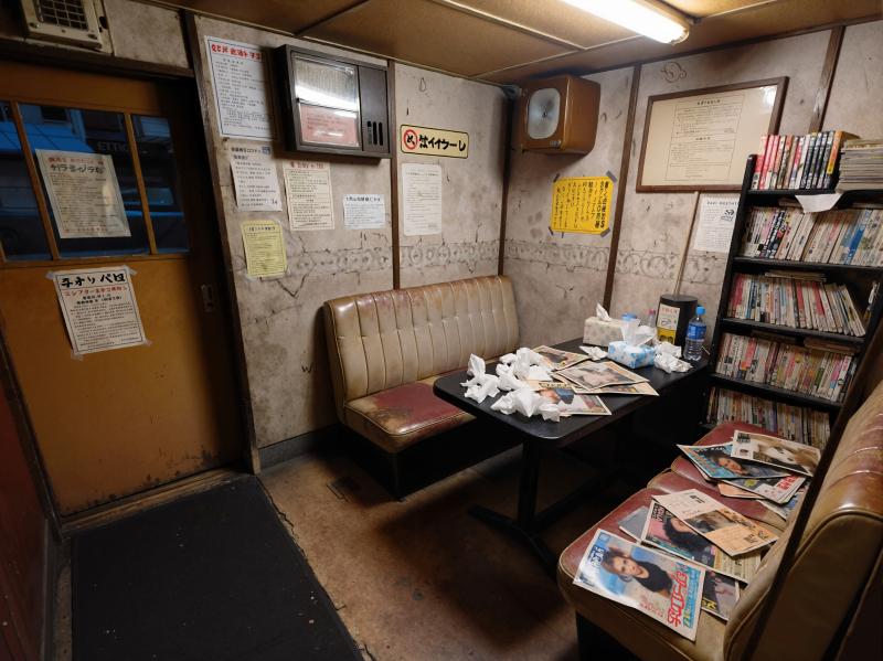 ビンテージ感のある薄暗い部屋をローアングルから写実的に撮影。