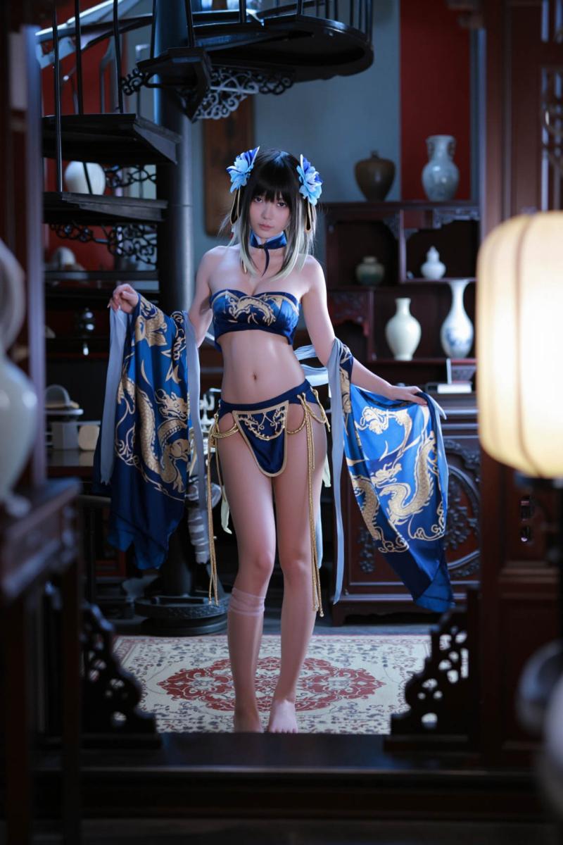 伝統的な東洋の衣装を着た若い女性が、階段と装飾的な花瓶を背景に大部屋に自信を持って立...。