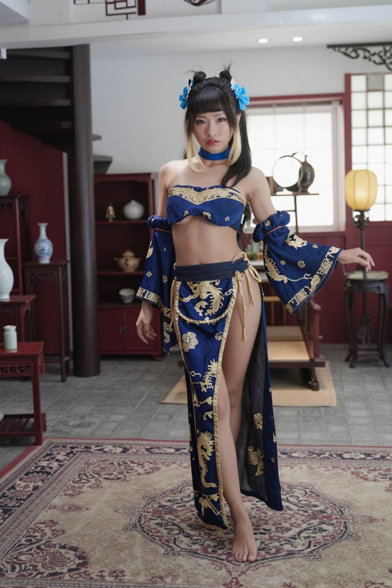 伝統的な東洋の衣装を着て伝統的なリビング ルームに立つ若い女性を、全身カメラ アング...。