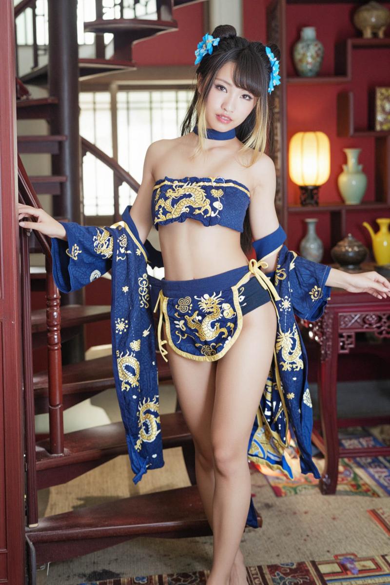 青と金の刺繍が施された衣装を着て、伝統的な東洋の雰囲気の中でポーズをとる若い女性を、...。