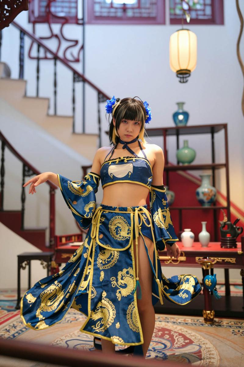 装飾的な花瓶やランタンを背景に、伝統的な東洋の衣装を着て大階段に自信を持って立ってい...。