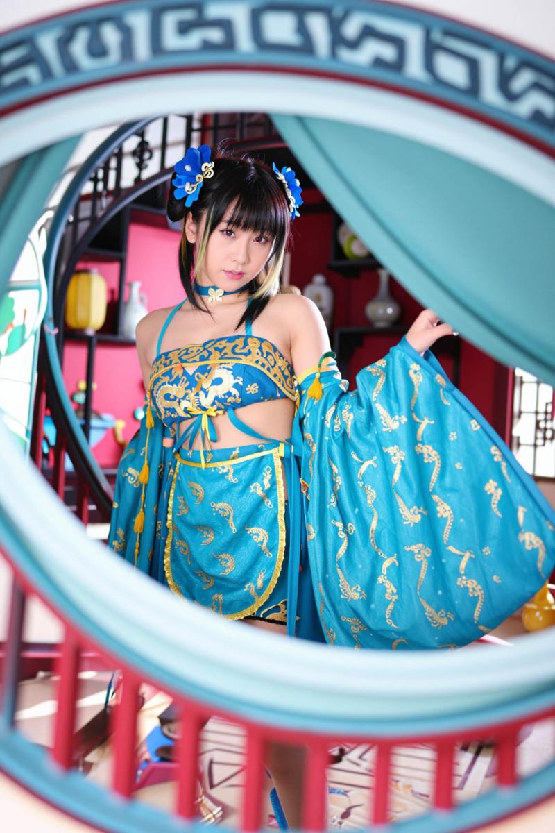 フレームの中央に立つ、伝統的な東洋の衣装を着た若い女性に焦点を当てた、ローアングルか...。