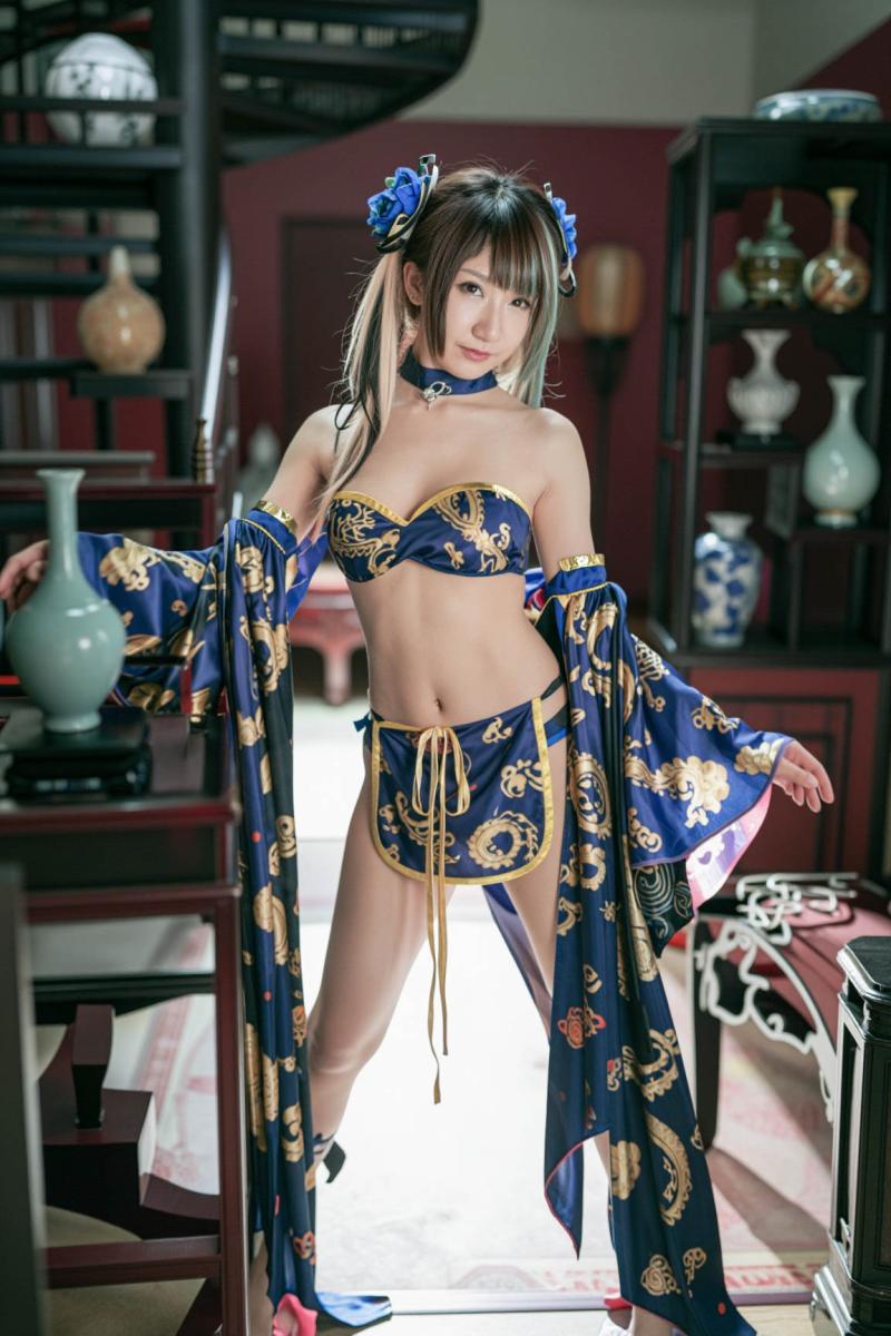 装飾的な花瓶と階段を背景に、伝統的な東洋の衣装を着た若い女性が自信を持ってポーズをと...。