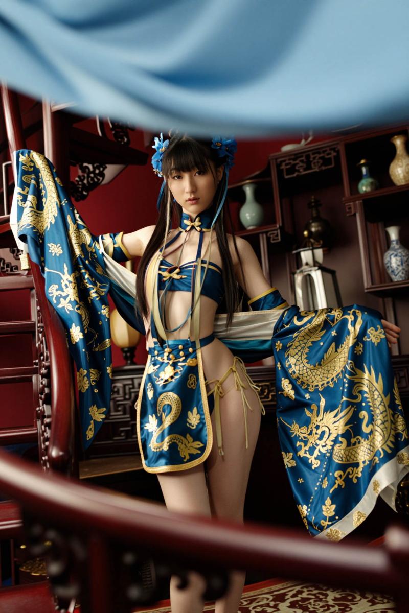 伝統的な東洋の衣装を着た若い女性が、木製の家具と装飾的な花瓶を背景にした薄暗い部屋に...。