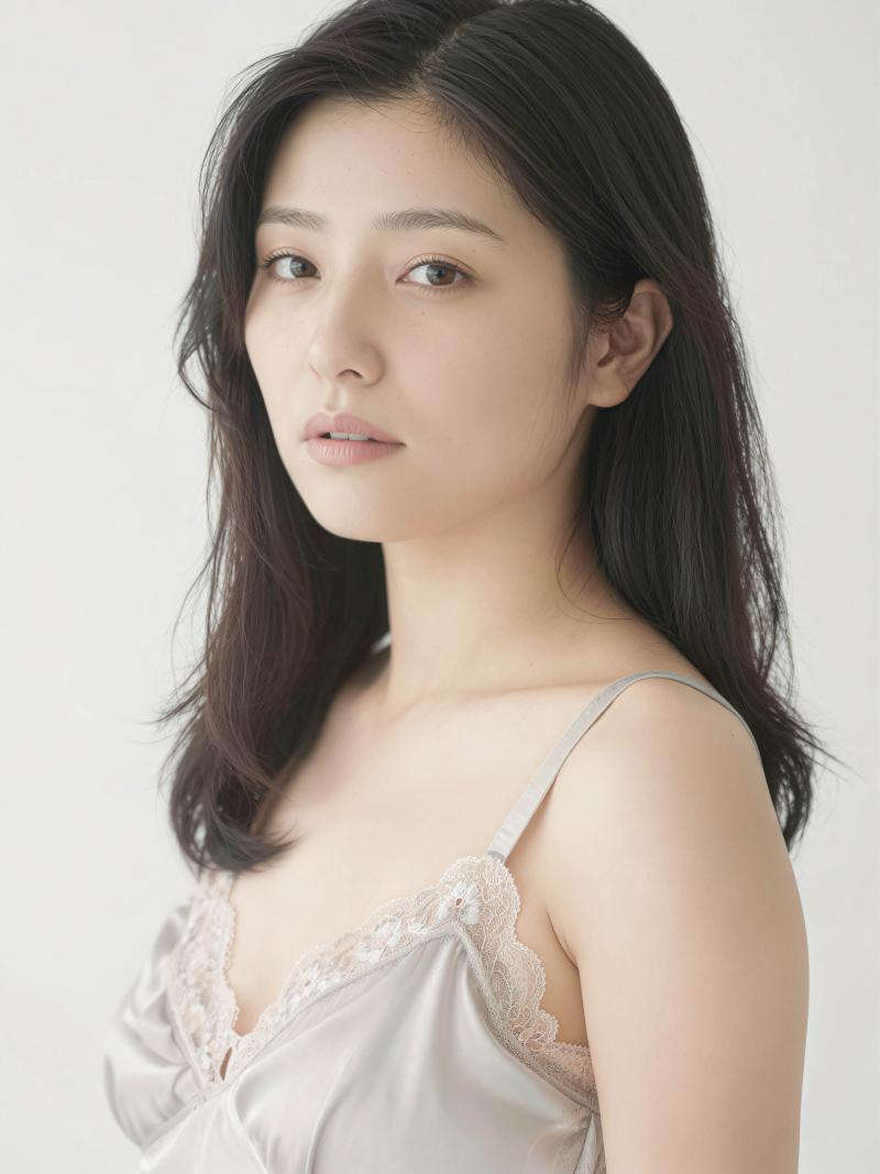 レースのトリムが付いた絹のような白いナイトガウンを着た、中性的な表情の若い女性をポー...。