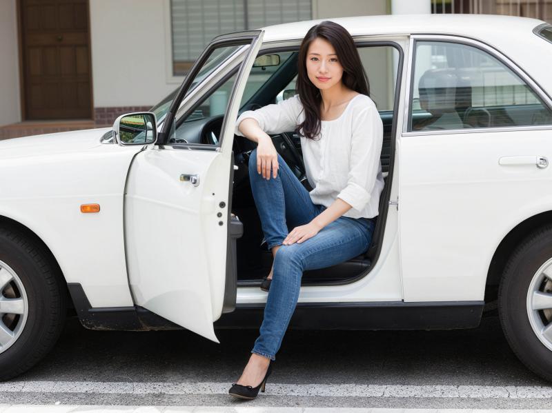 白いブラウスとブルー ジーンズを着て、白い車の運転席に座っている若い女性を横から撮影...。