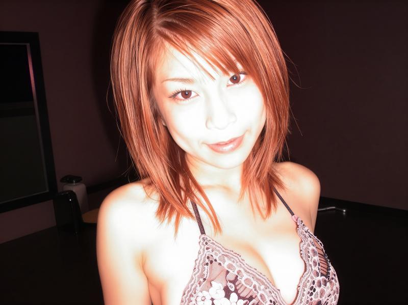 ポートレート カメラの角度から撮影した、短くストレートな赤茶色の髪と白い肌を持つ若い...。