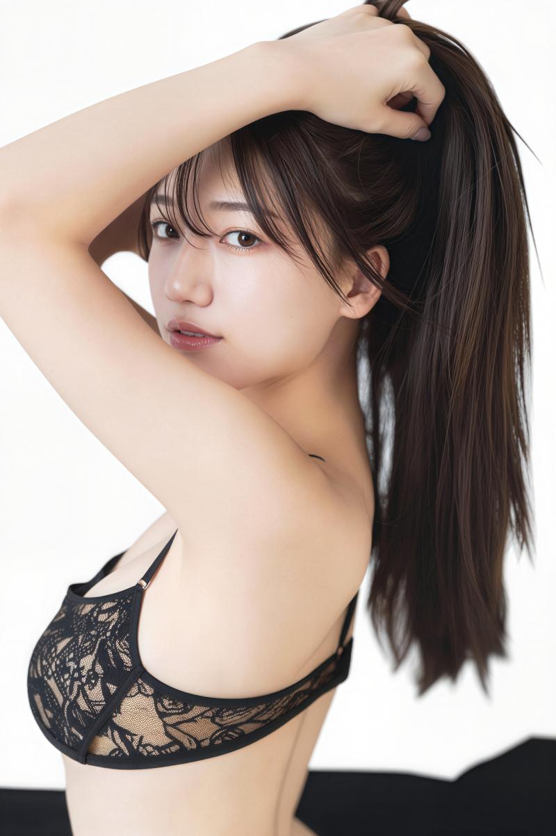 黒いレースのブラジャーを着けて髪を整えている若い女性を横顔カメラのアングルから写実的...。